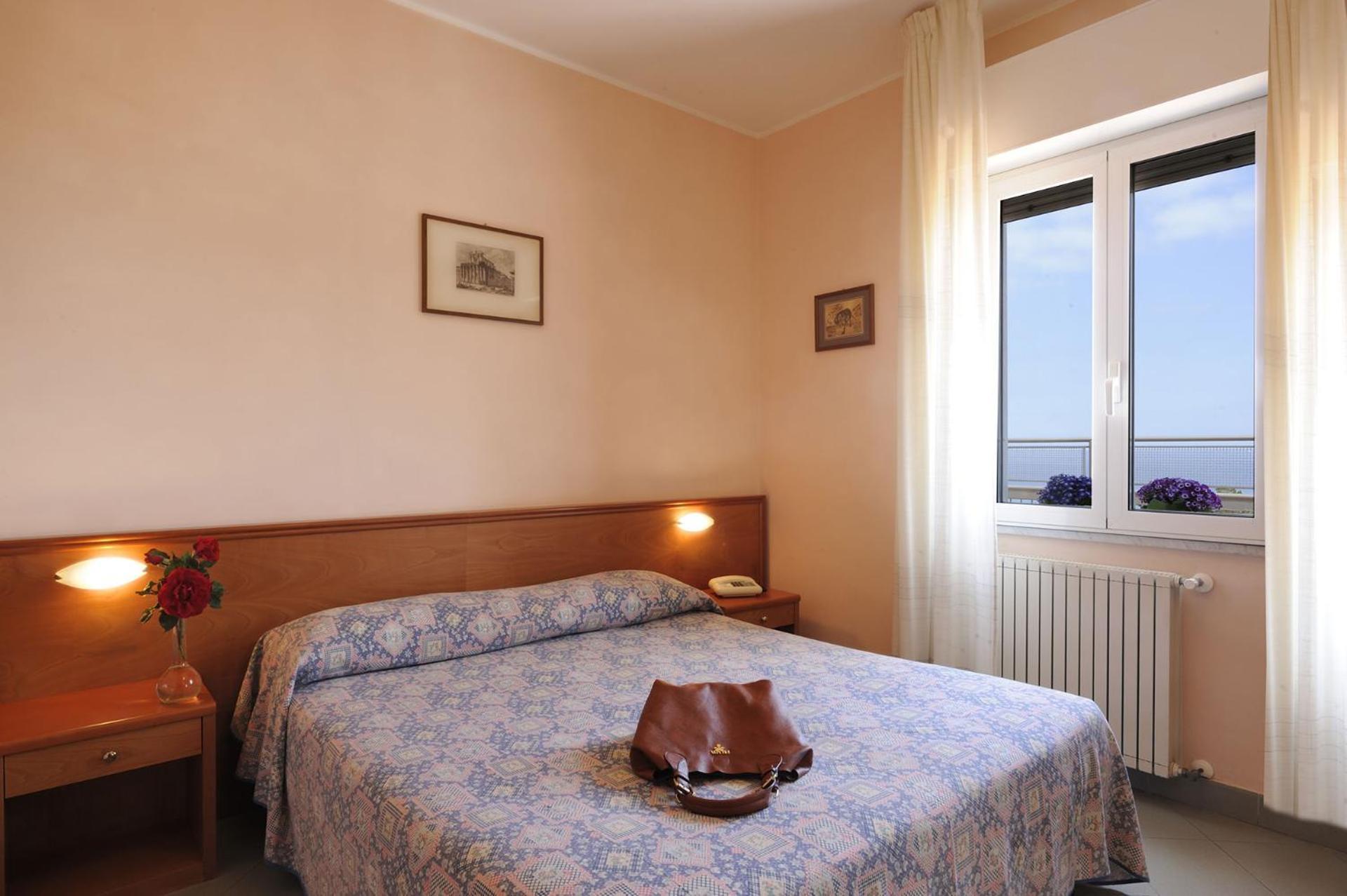 Hotel Tritone Laigueglia Bagian luar foto
