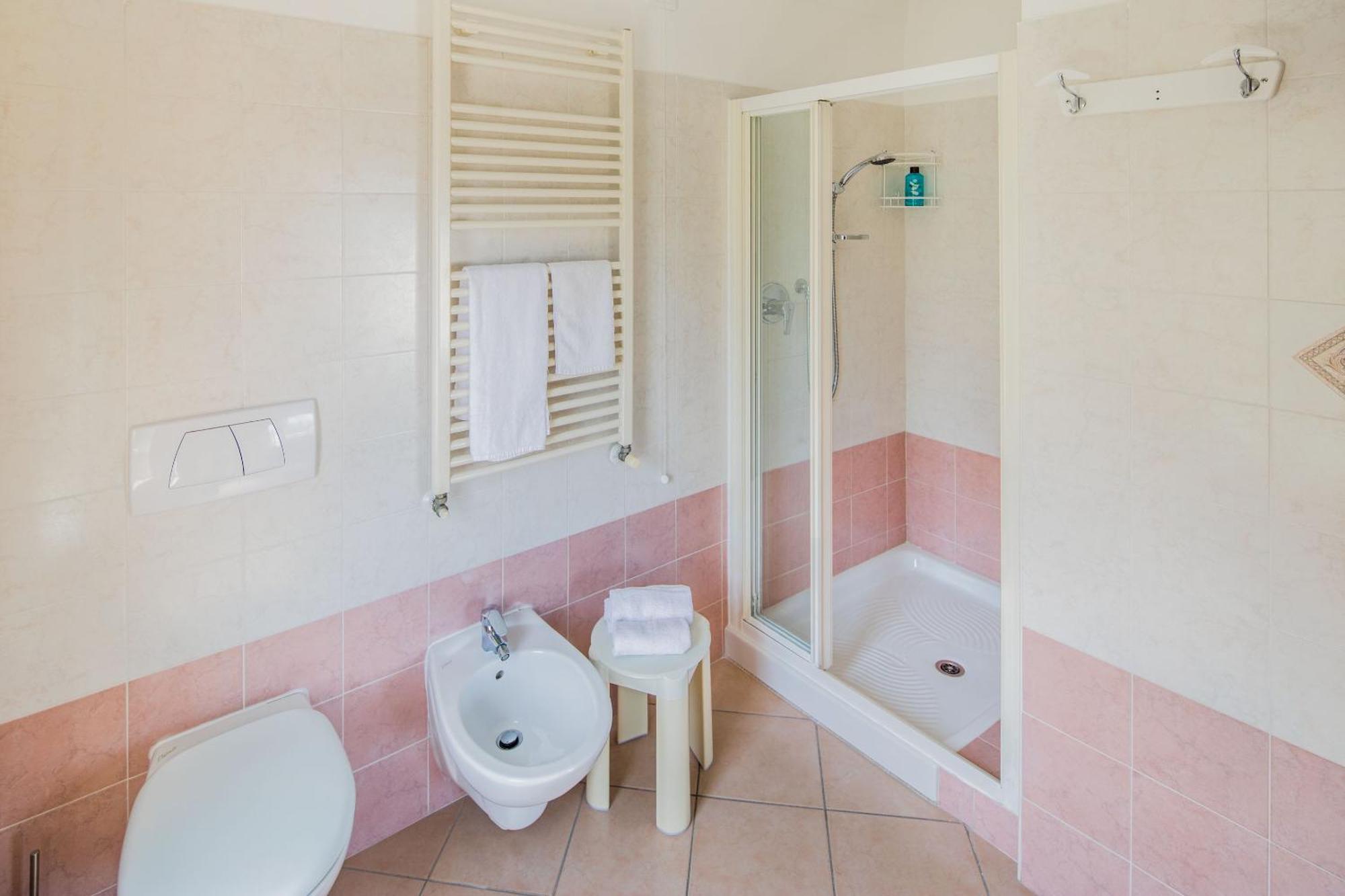 Hotel Tritone Laigueglia Bagian luar foto