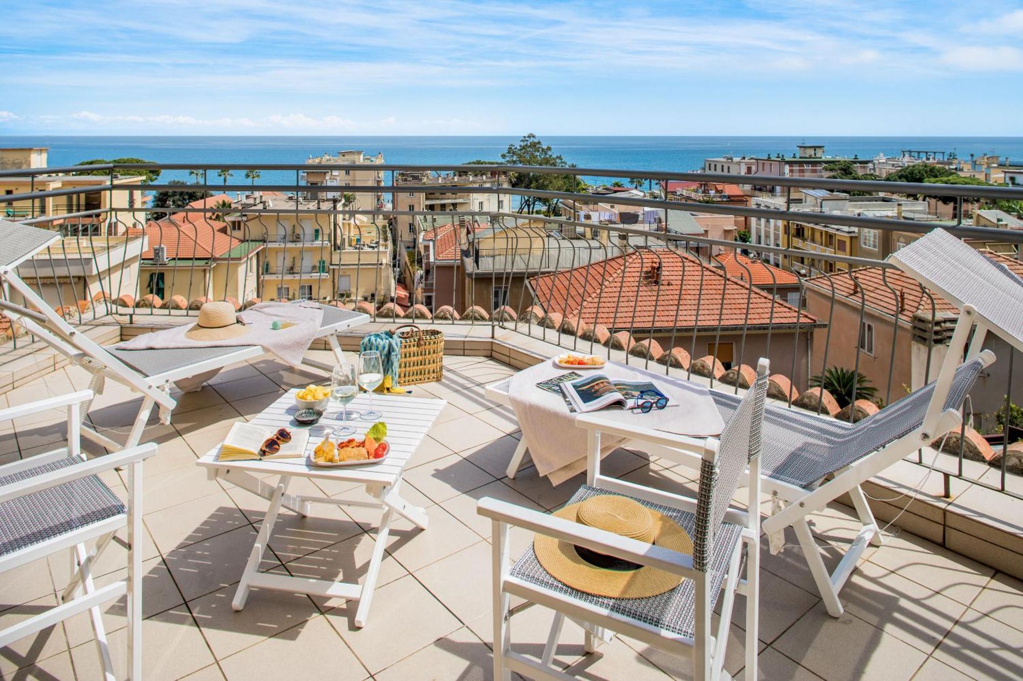 Hotel Tritone Laigueglia Bagian luar foto