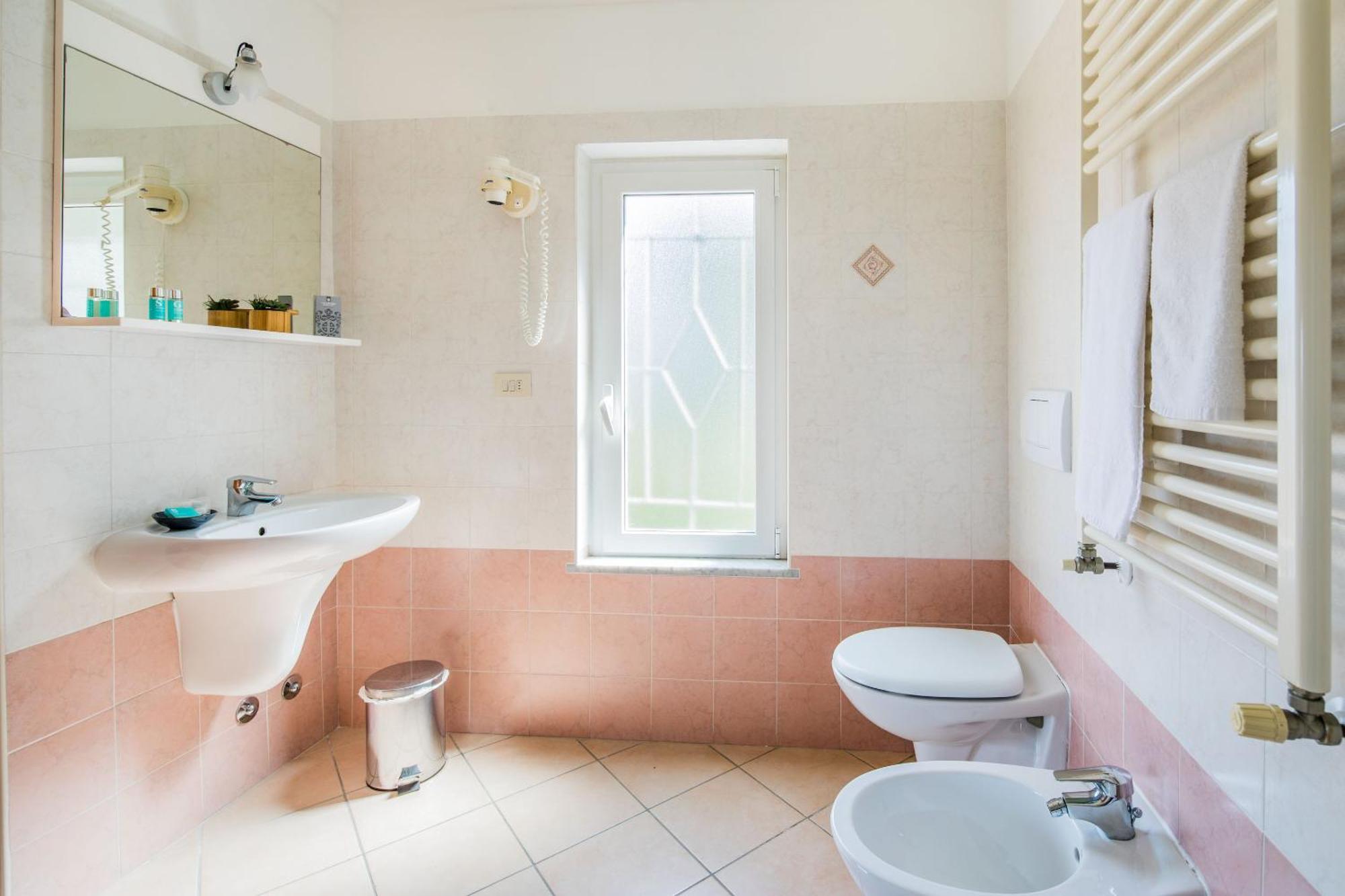 Hotel Tritone Laigueglia Bagian luar foto