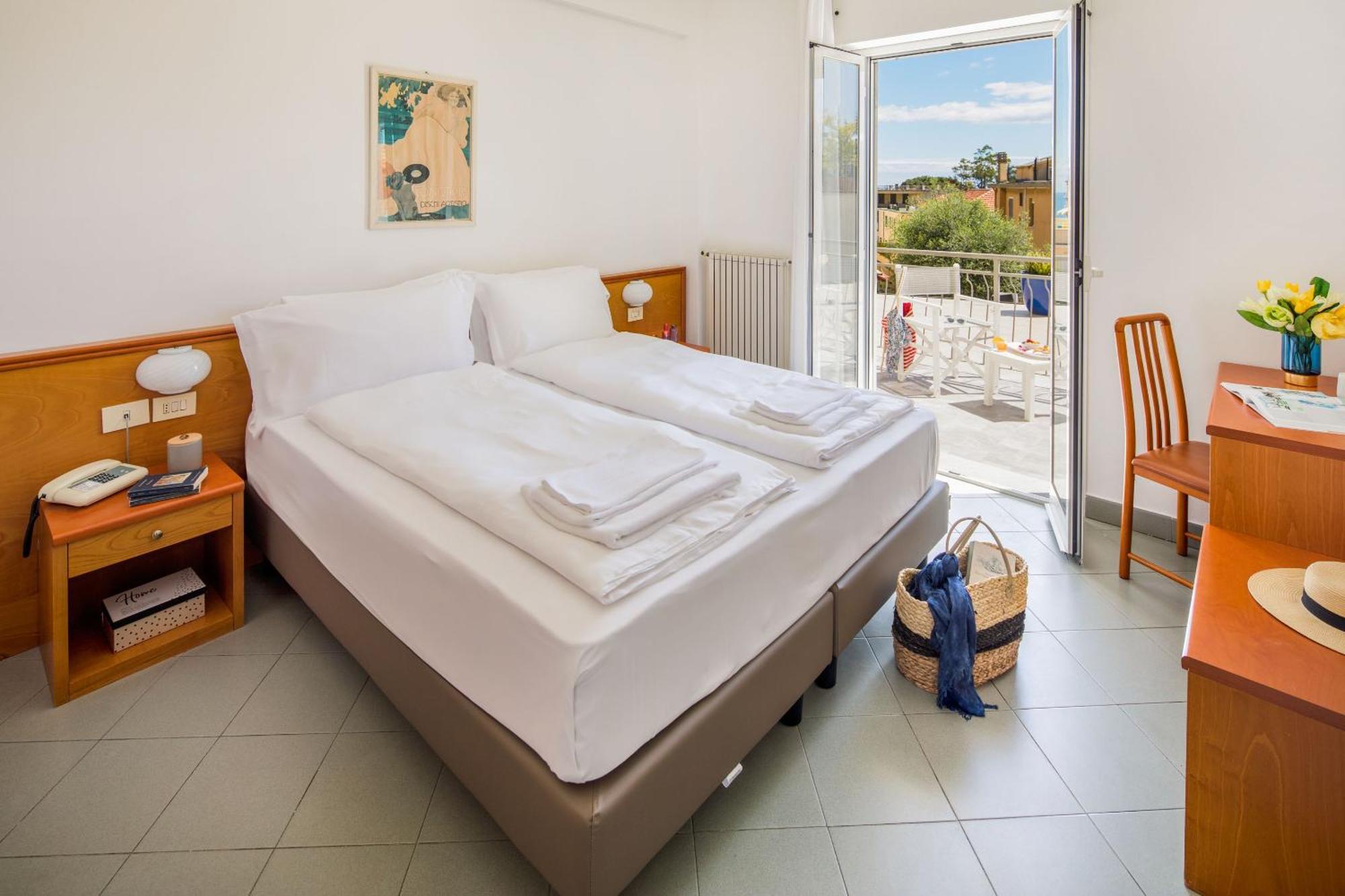 Hotel Tritone Laigueglia Bagian luar foto