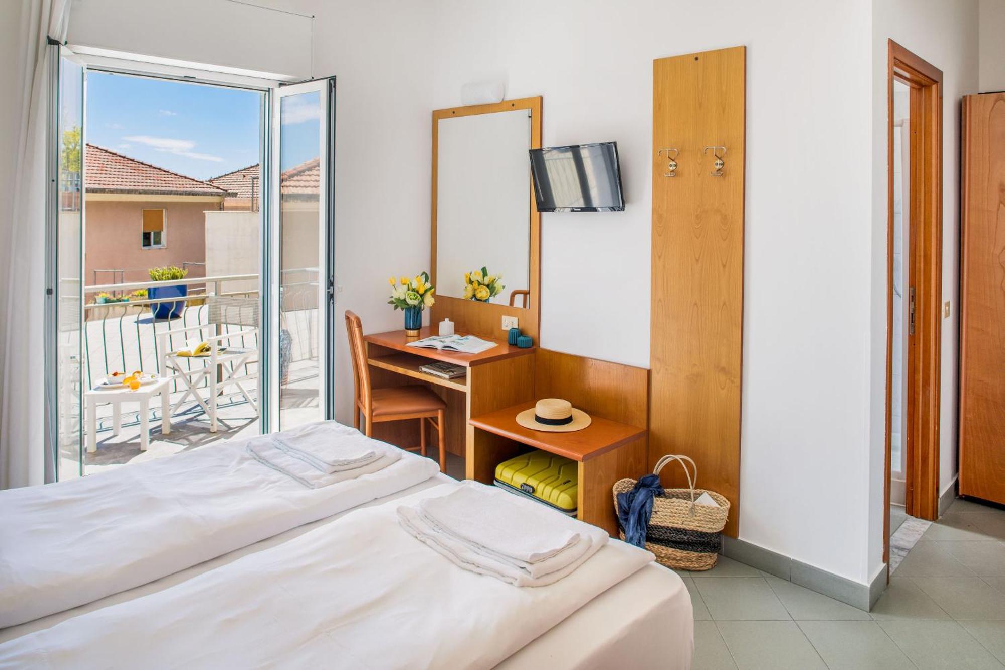 Hotel Tritone Laigueglia Bagian luar foto