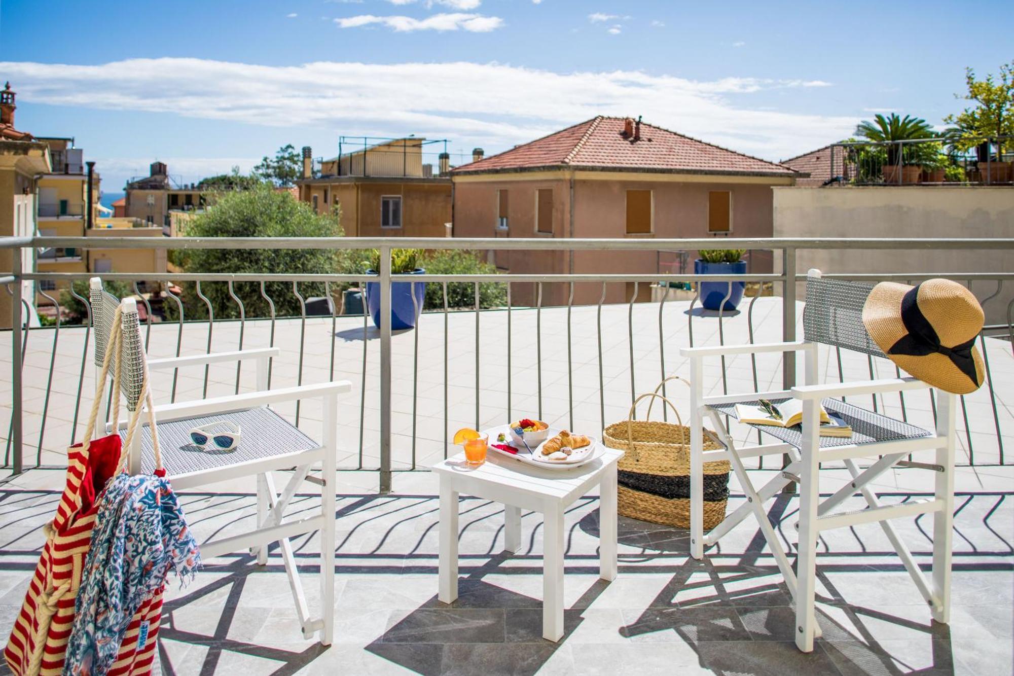 Hotel Tritone Laigueglia Bagian luar foto