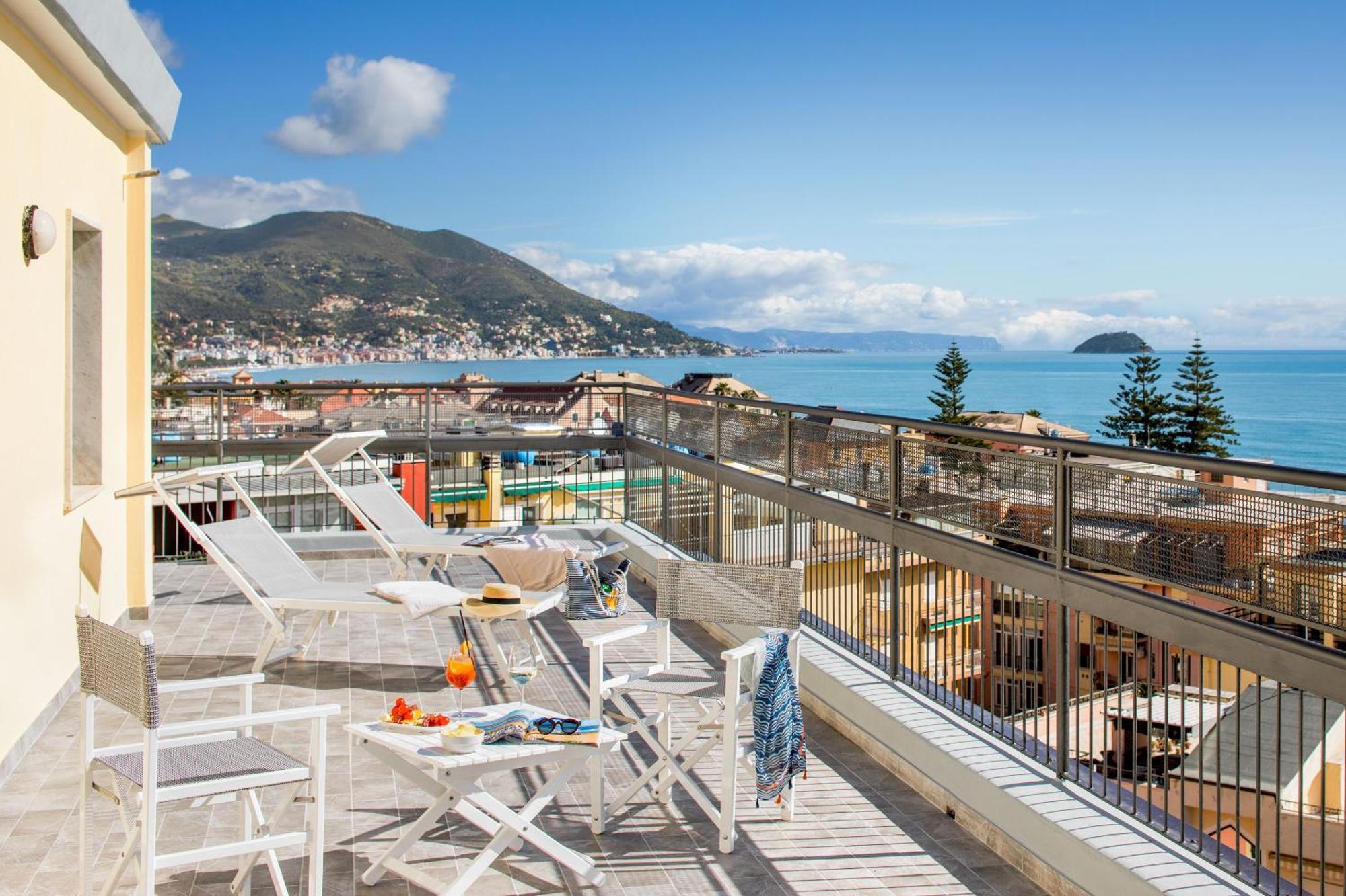 Hotel Tritone Laigueglia Bagian luar foto