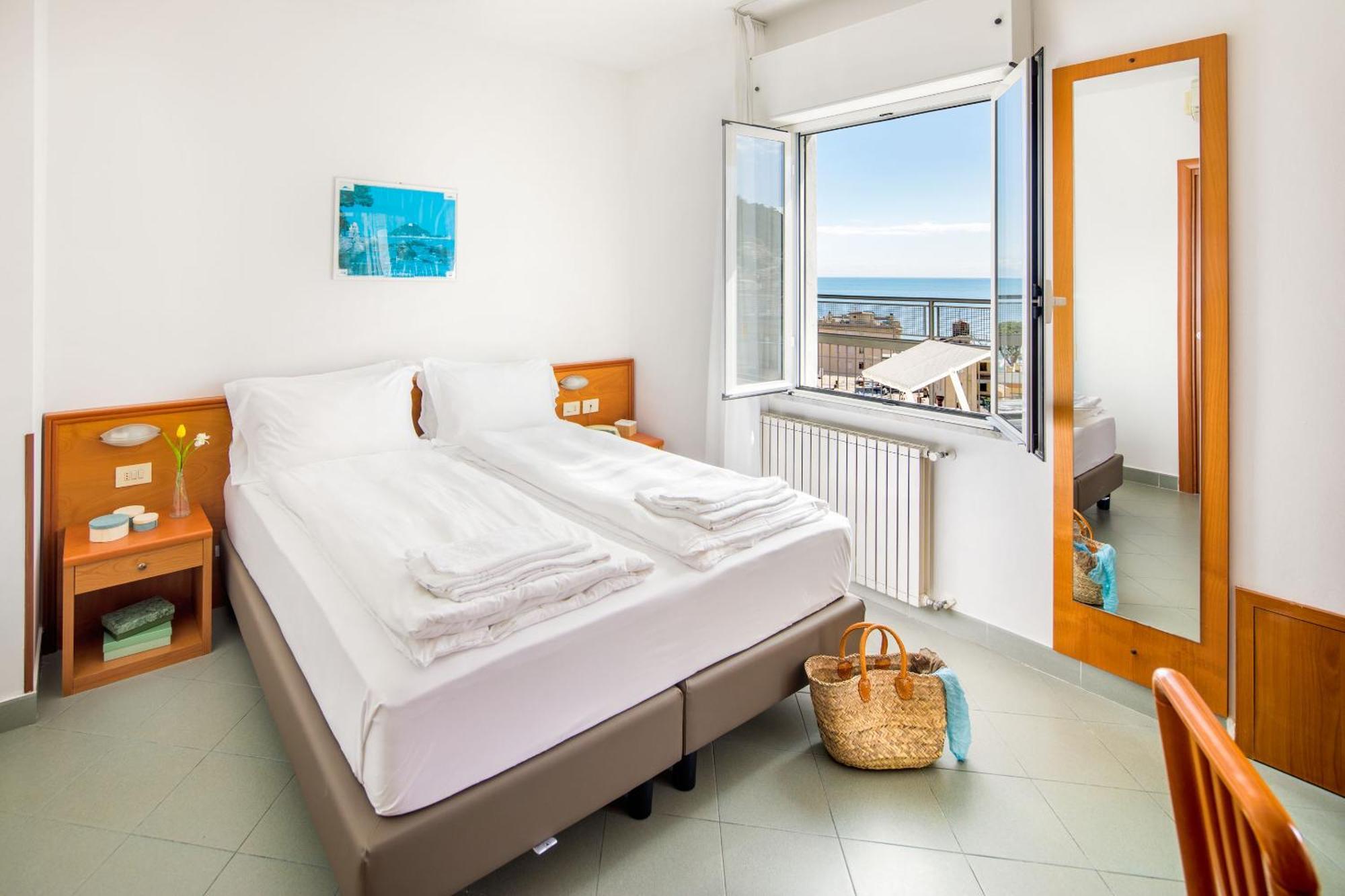 Hotel Tritone Laigueglia Bagian luar foto