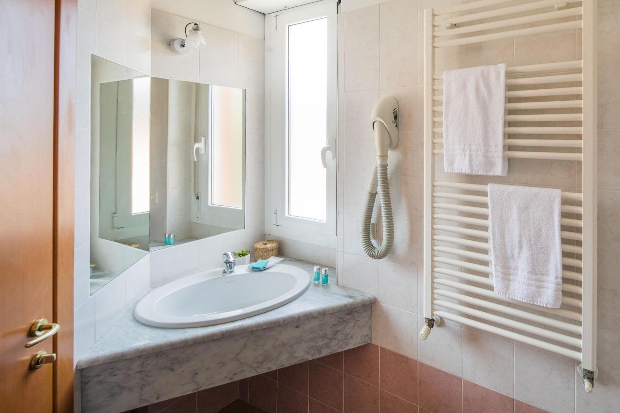 Hotel Tritone Laigueglia Bagian luar foto