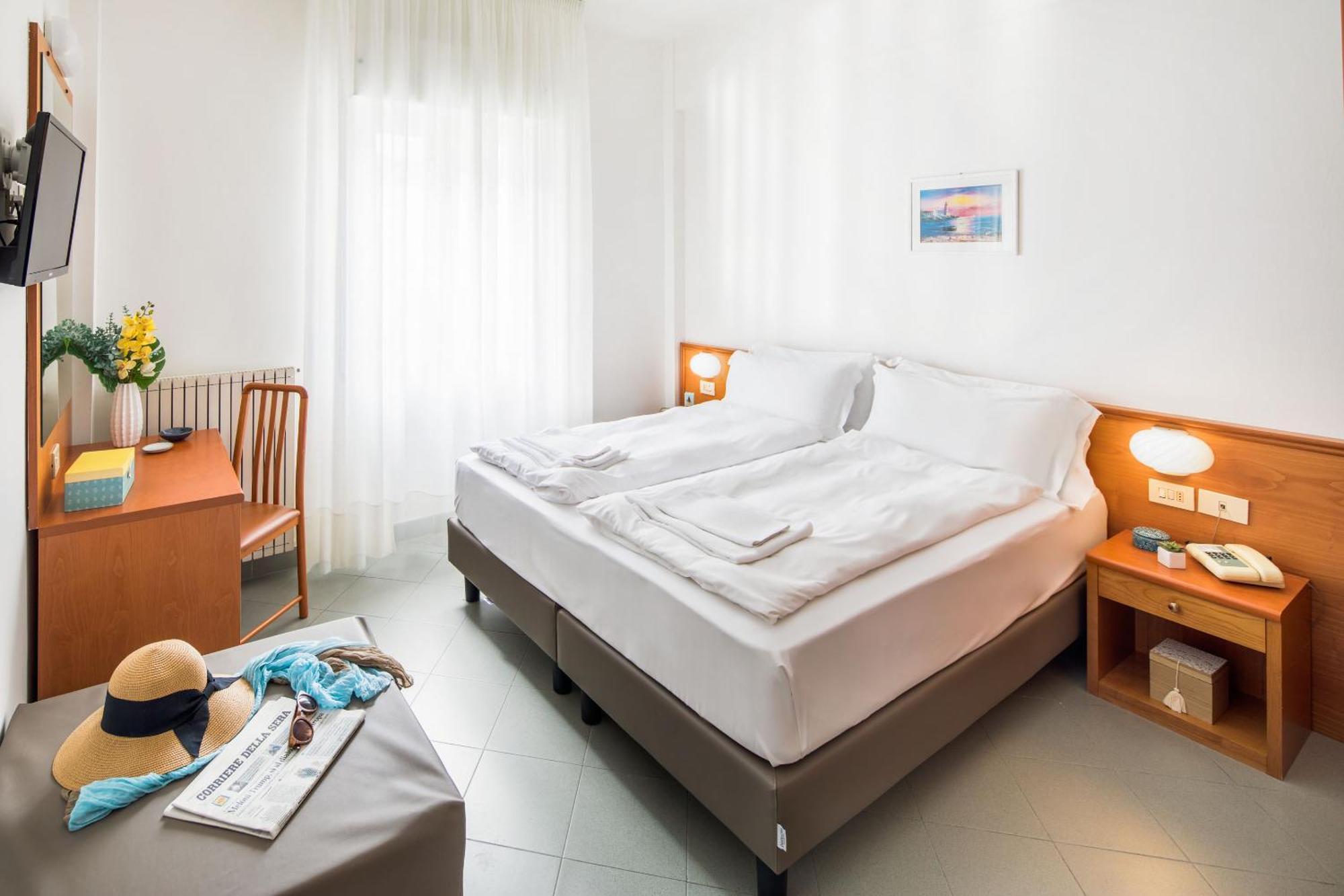 Hotel Tritone Laigueglia Bagian luar foto