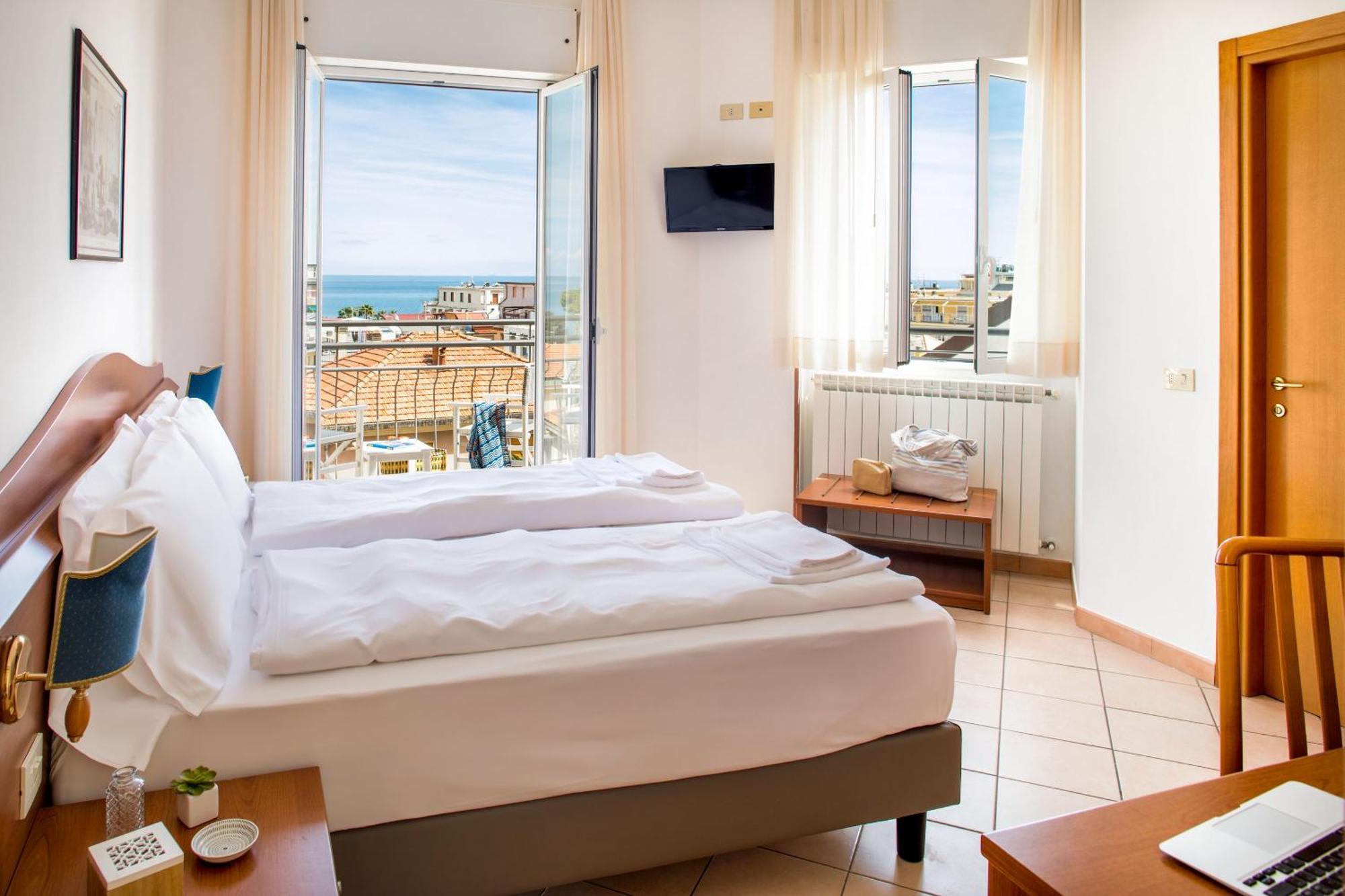 Hotel Tritone Laigueglia Bagian luar foto