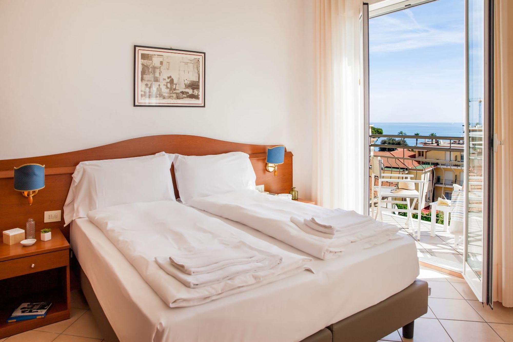 Hotel Tritone Laigueglia Bagian luar foto