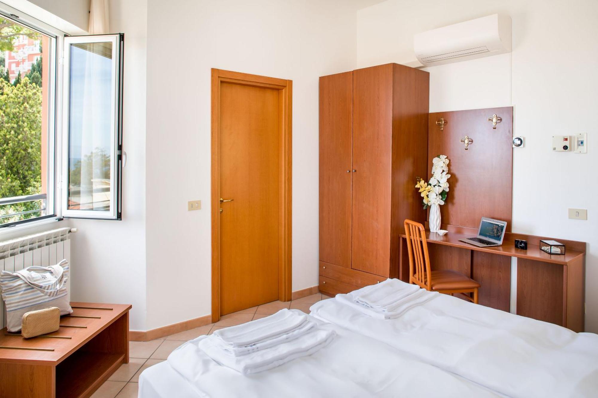 Hotel Tritone Laigueglia Bagian luar foto