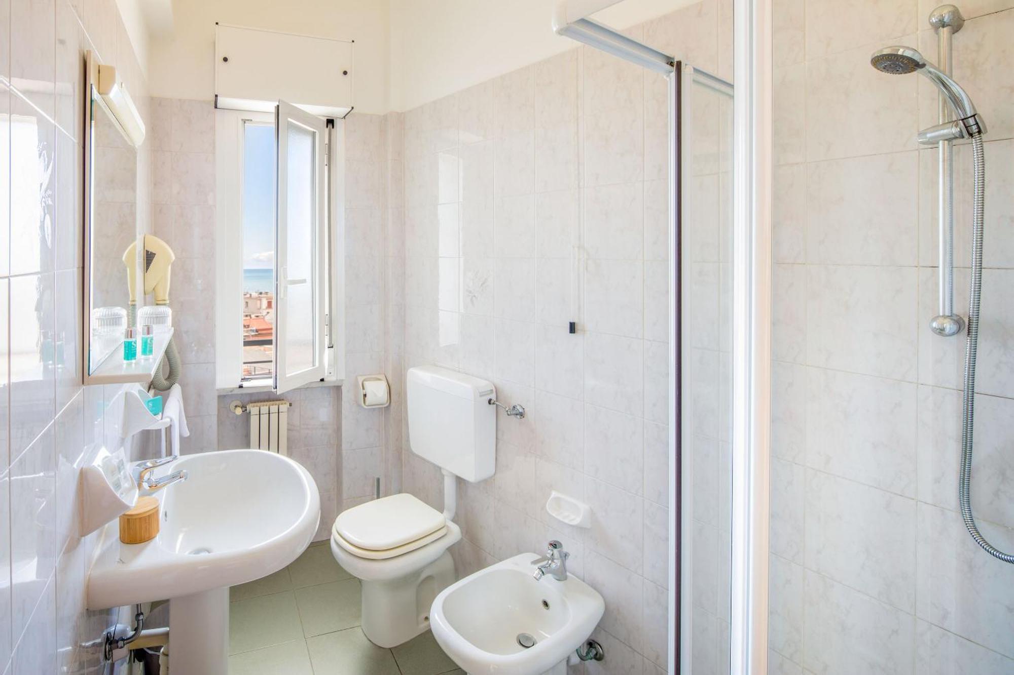 Hotel Tritone Laigueglia Bagian luar foto