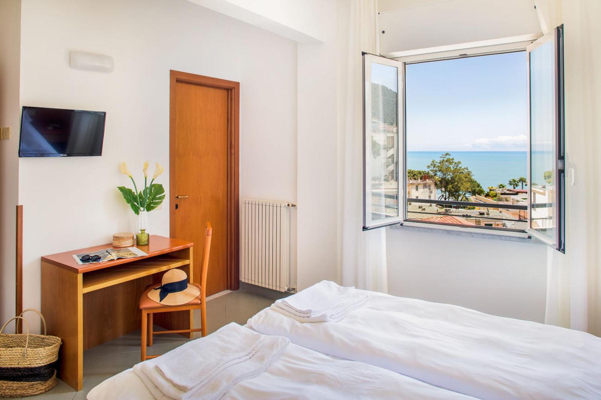 Hotel Tritone Laigueglia Bagian luar foto