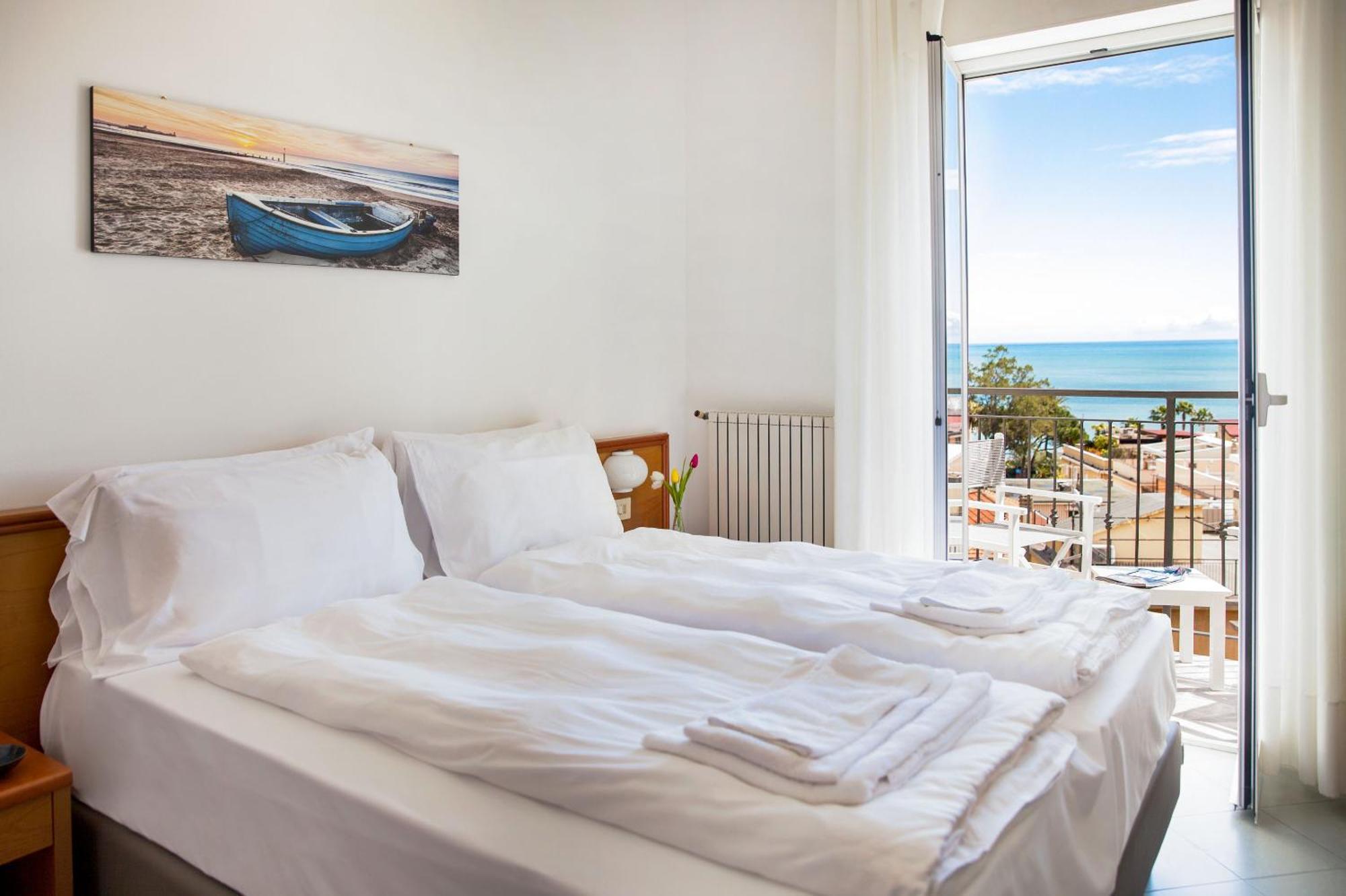 Hotel Tritone Laigueglia Bagian luar foto