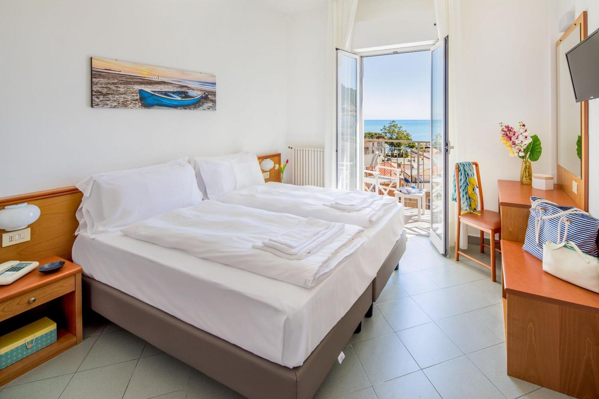 Hotel Tritone Laigueglia Bagian luar foto