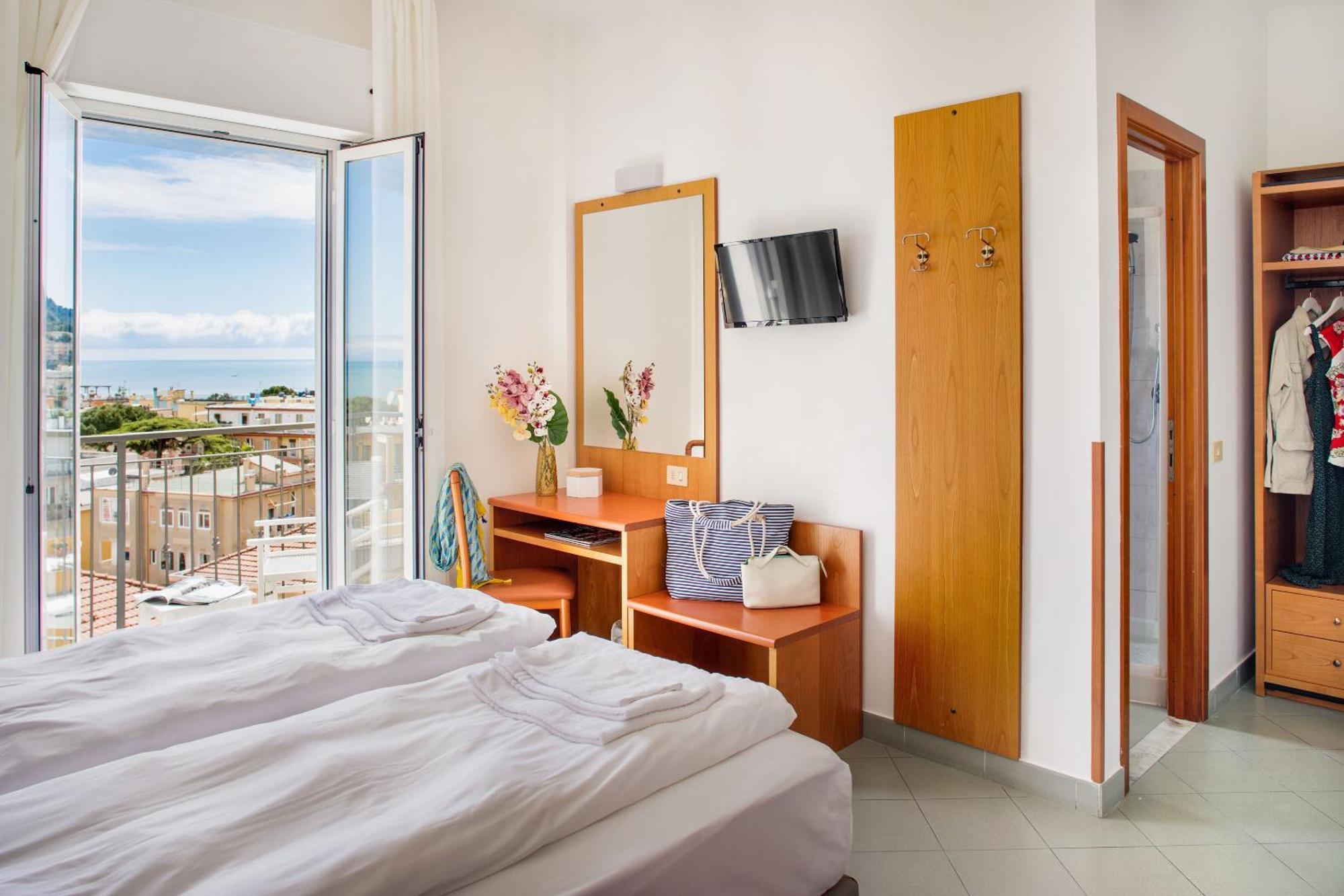 Hotel Tritone Laigueglia Bagian luar foto