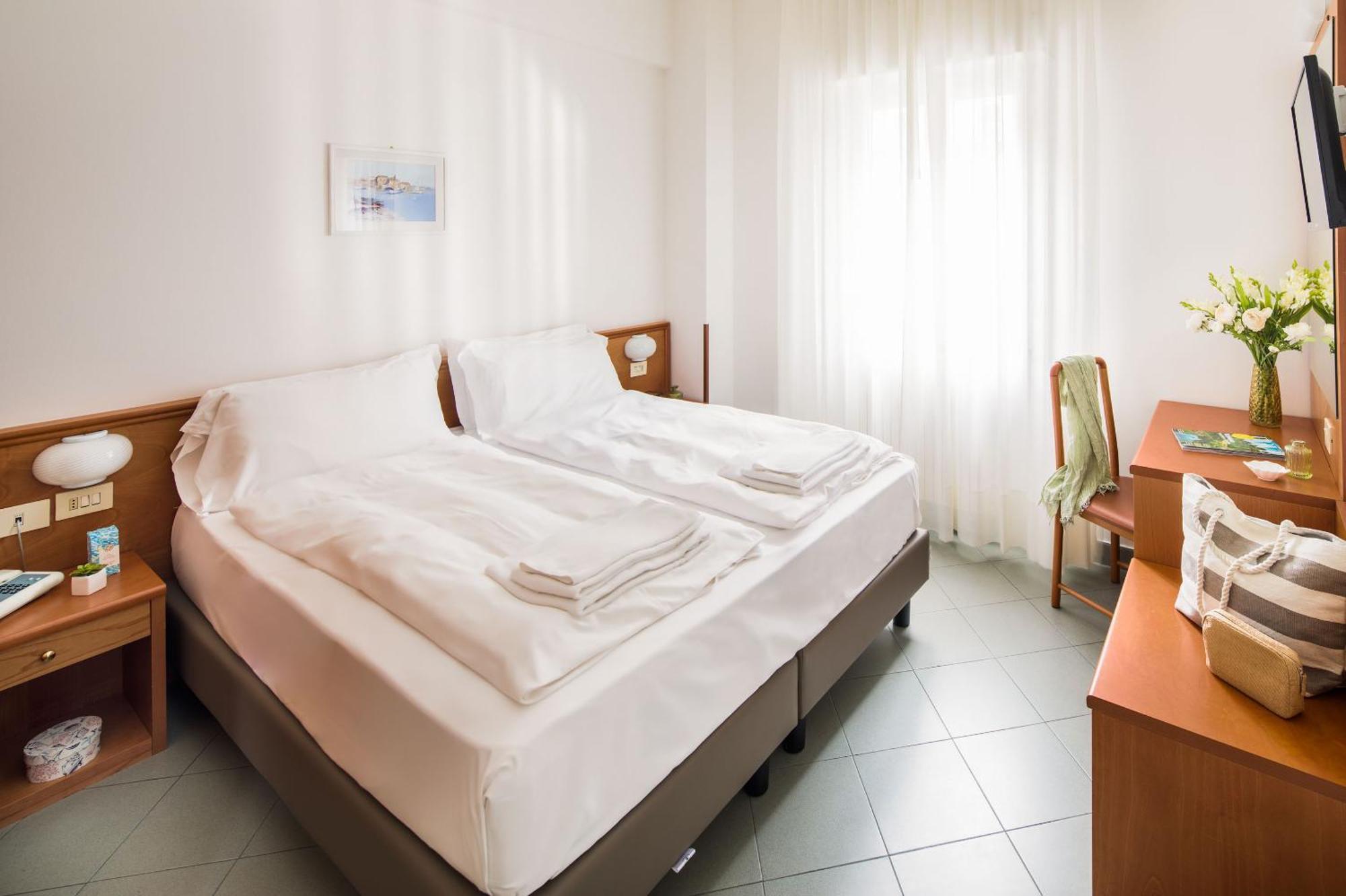 Hotel Tritone Laigueglia Bagian luar foto