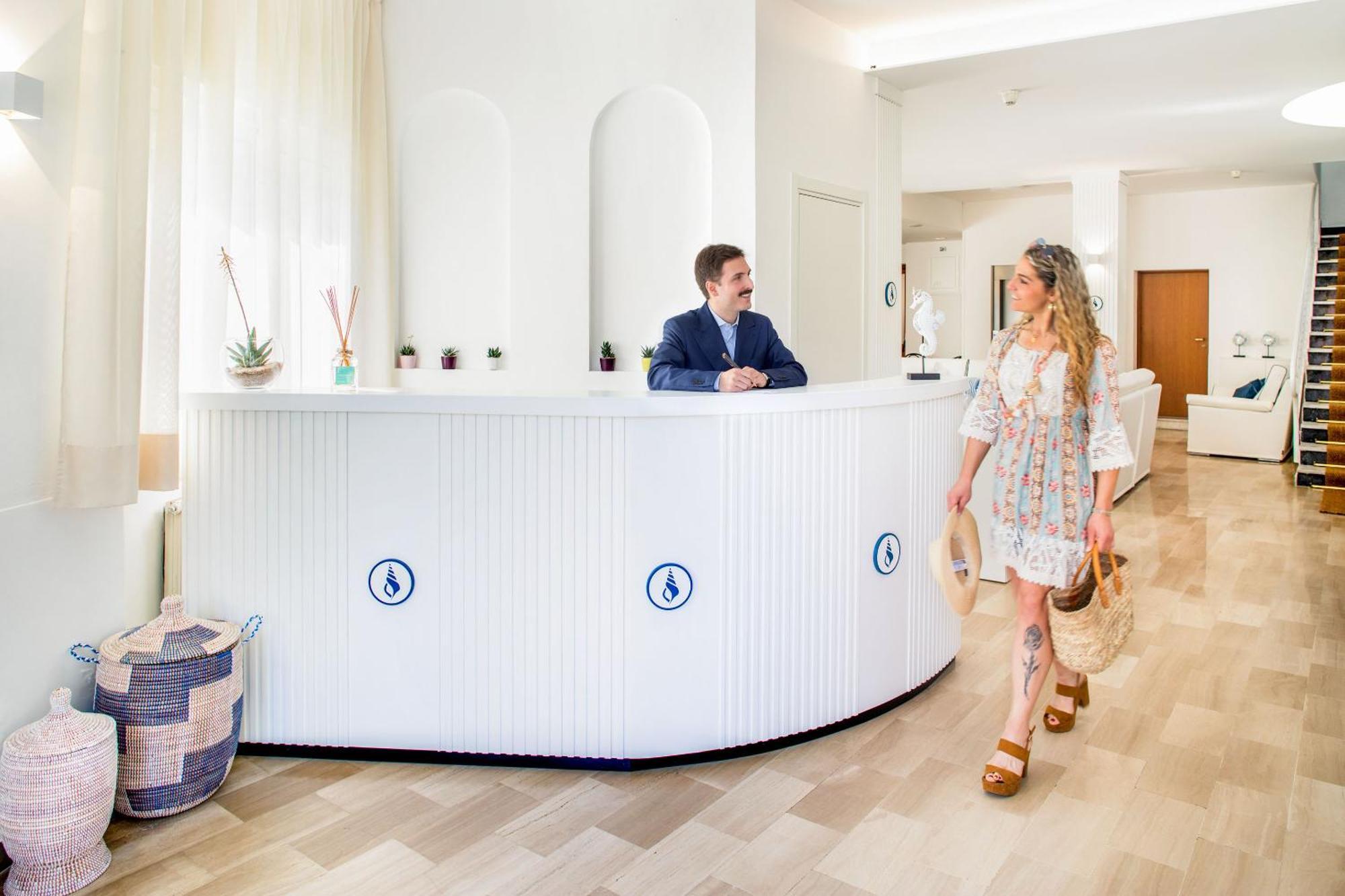 Hotel Tritone Laigueglia Bagian luar foto