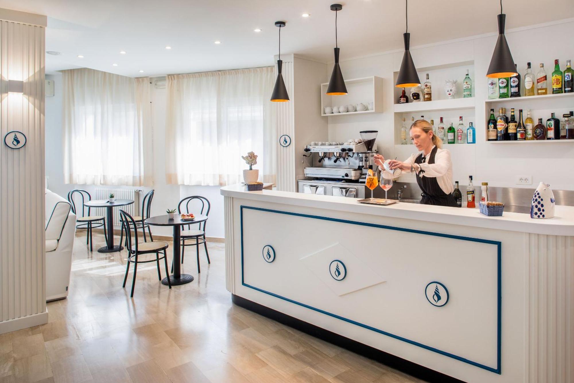 Hotel Tritone Laigueglia Bagian luar foto