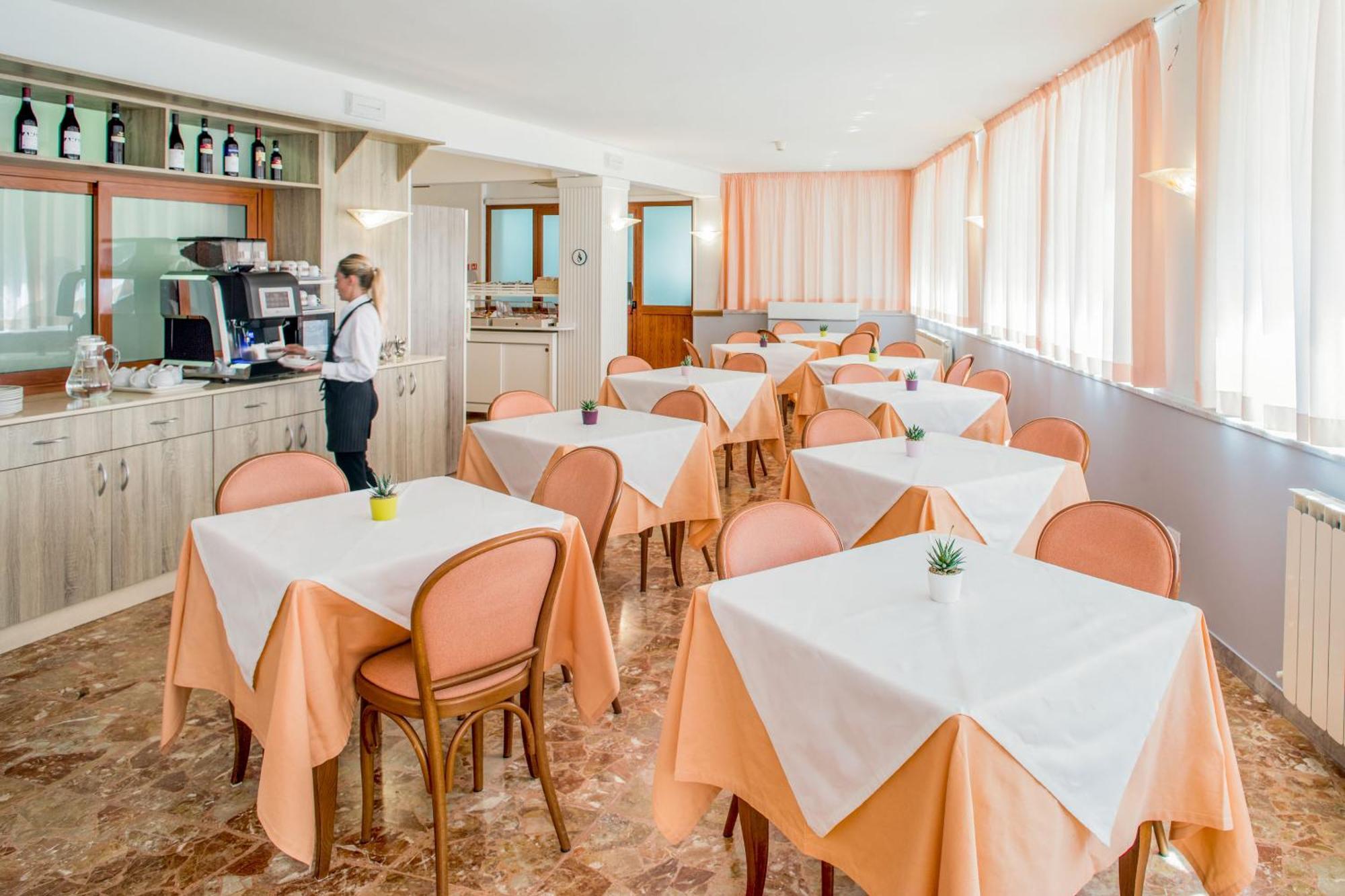 Hotel Tritone Laigueglia Bagian luar foto
