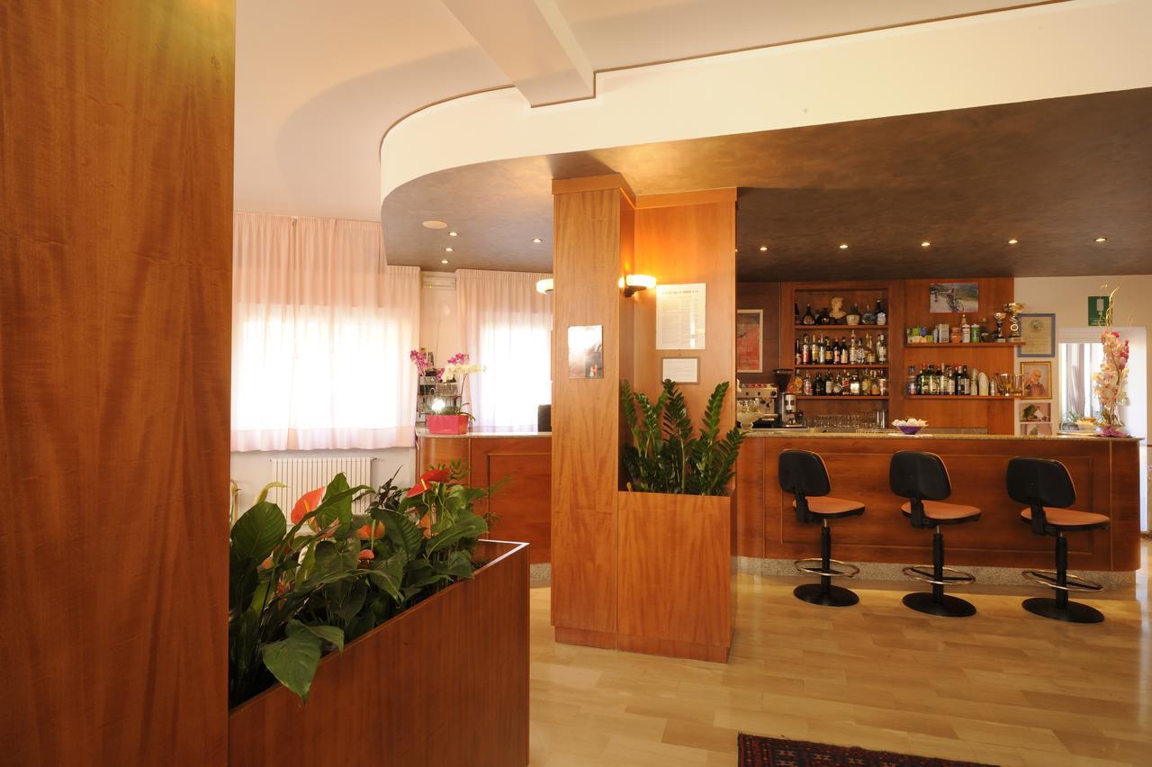 Hotel Tritone Laigueglia Bagian luar foto