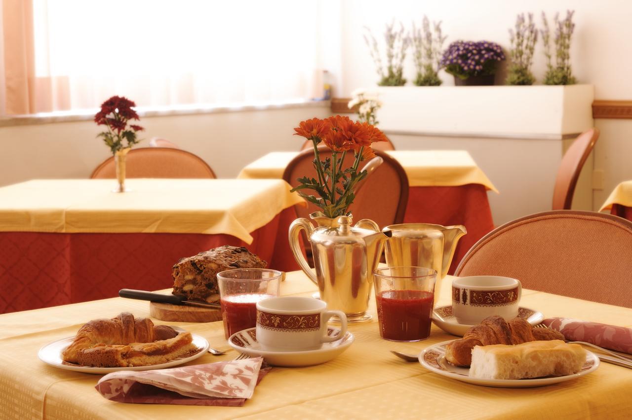 Hotel Tritone Laigueglia Bagian luar foto