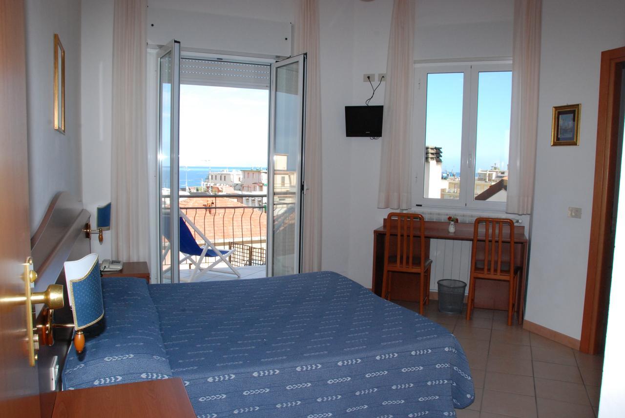 Hotel Tritone Laigueglia Bagian luar foto