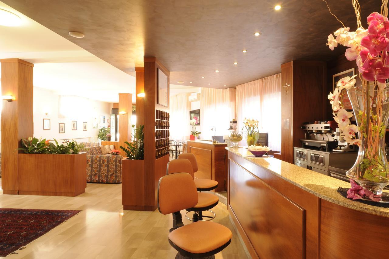 Hotel Tritone Laigueglia Bagian luar foto
