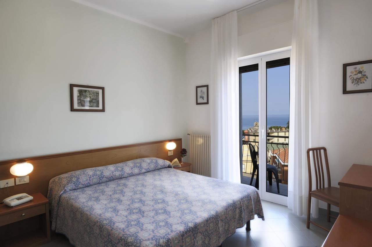 Hotel Tritone Laigueglia Bagian luar foto