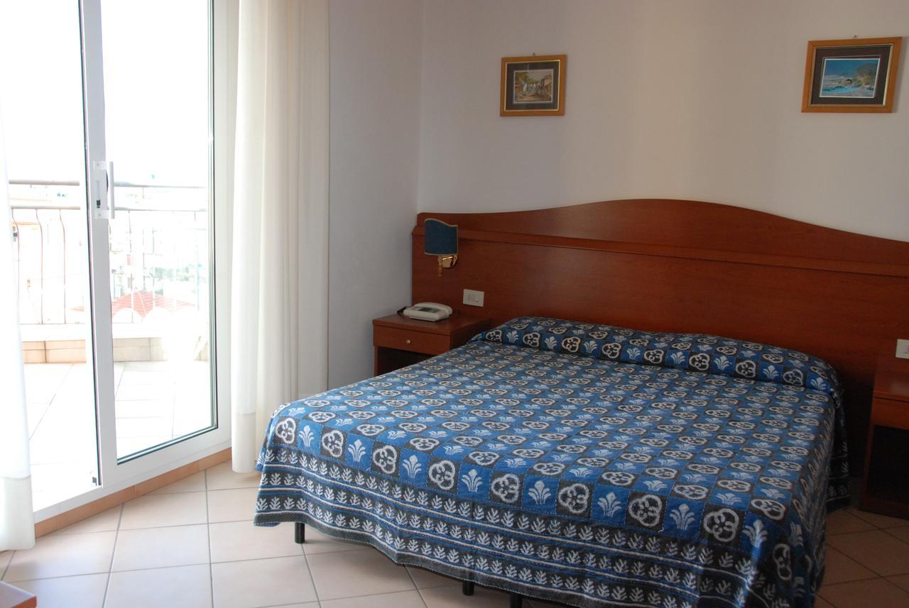 Hotel Tritone Laigueglia Bagian luar foto