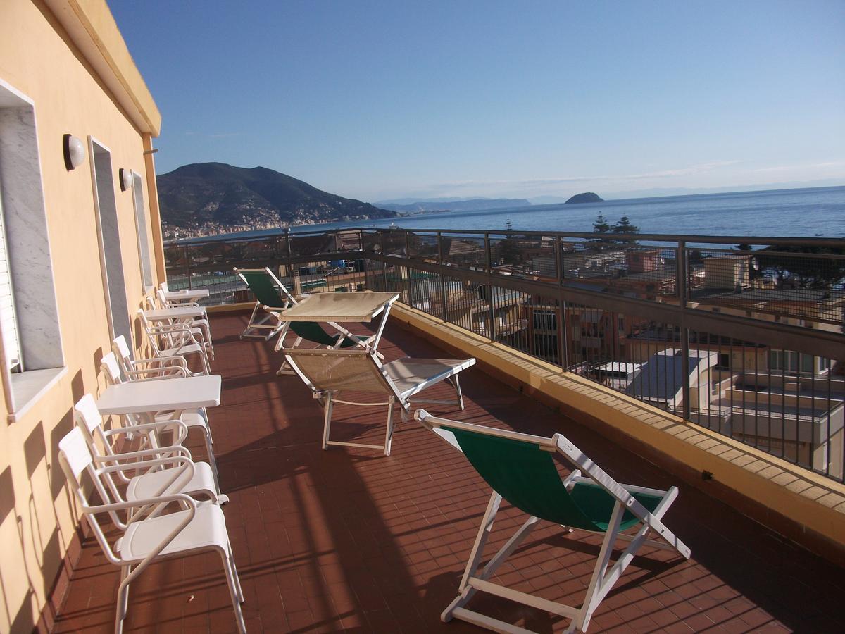 Hotel Tritone Laigueglia Bagian luar foto